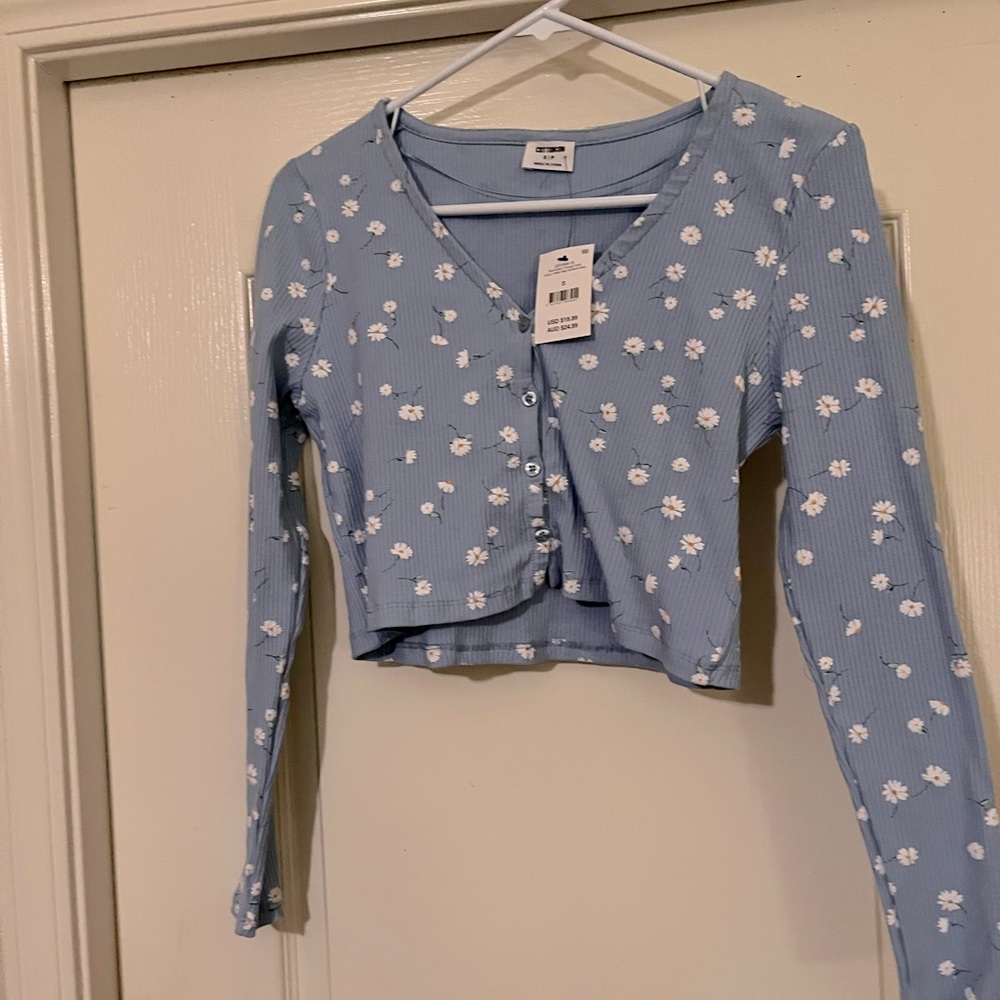 NWT Colton On, blue with white flowers, cropped shirt.